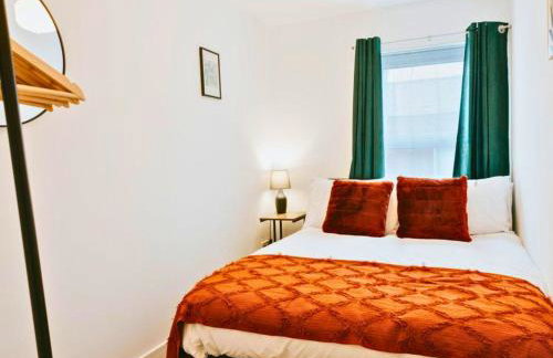 Central 3 Bed Home, Contractors, Garden, Fast WiFi, Smart TV - Photo 19