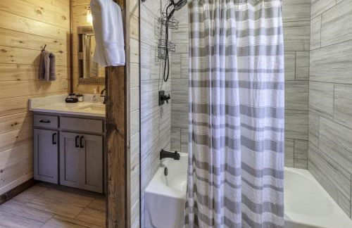 WolfCabin Lux Family Home, Fire Pit, Hot Tub, ADA ramp, ez paved rds - Foto 77