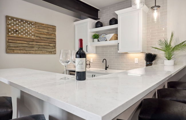 Upscale Waterfront Estate With Mountain Sunset Views - Foto 12