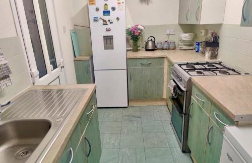 Peterborough Nice House with garden free parking - Foto 4