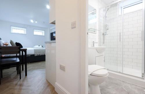 New Lodge Studios with Full Kitchen and Parking - Foto 9