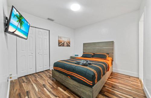 Luxury Vacation House in Miami’s Center! - Photo 28