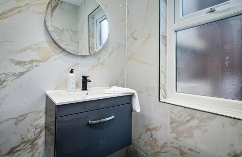 Anfield House - Liverpool Retreat 7 Bedroom Home - Photo 18