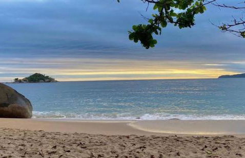 Casa Guarujá Esquina com Beira mar com Piscina grande na Enseada Pé na areia 50 metros - Foto 20