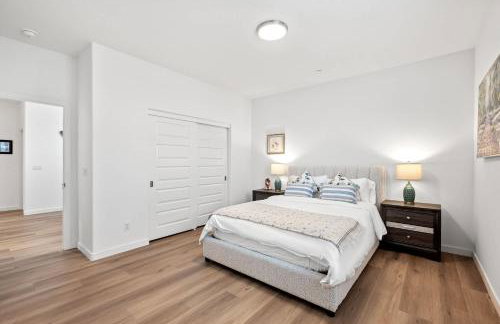 Spacious 5BR Getaway w Game Room & Modern Comfort - Photo 5