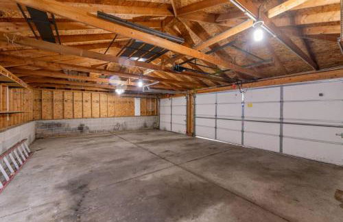 Pool Table, Arcade, Darts, 3 Car Garage, Sleeps 20 - Photo 61