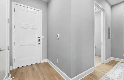 Skyline VIEWS, 5 mins to Downtown, Free Parking - Photo 11