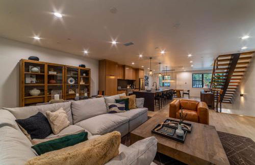 Spectacular New 4BR Townhome: Garage, Jacuzzi, BBQ - Photo 4