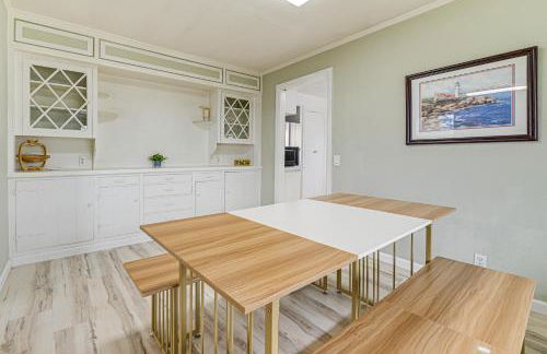 Walk to Beach Cozy Home with Deck in Smith River! - Foto 8