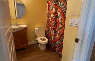 Private and Stylish 3Bdrm 3Ba Townhome, Gated Patio, King Bed, Spacious, Free Parking, Available now - Foto 21