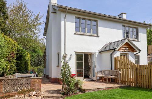 Questant Lodge - Photo 1