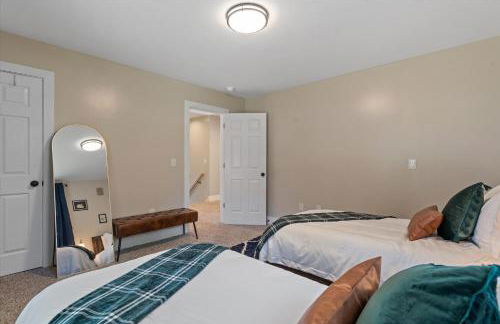 5bd Movie Theater - 7mins to UND - Backyard BBQ - Foto 43