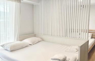 Minimalist Seaside Apartment with Private Patio and Parking - Blue Zone Homes - Foto 8