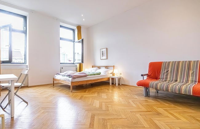 Cozy Room Near U6 Dresdner Subway Line - Photo 11