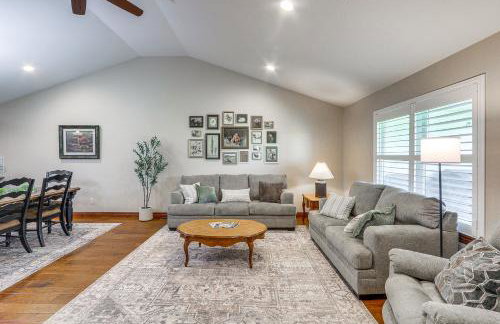 2 Mi to Main Street Family Home in Winfield! - Foto 6