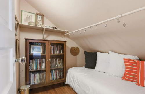 Charming 4BR Bungalow - Steps to Clarendon METRO - Foto 9