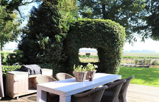 Fantastic Chalet Near Open Waterways, hot tub - Photo 27