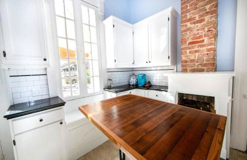 Governors Mansion 5 bedroom-3 bath - Photo 12