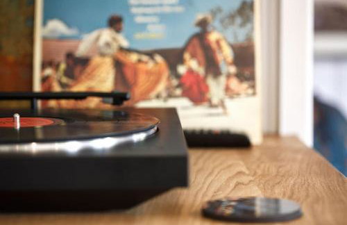 FLORA Luxury Retreat, Private Garden, Views & Hot Tub - Photo 10