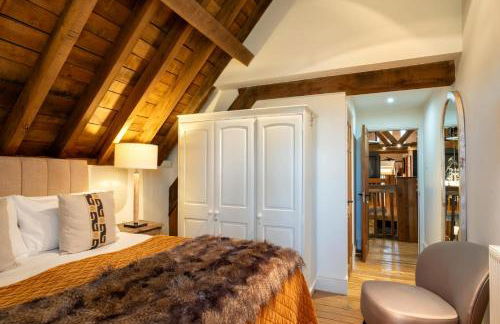 Willowberry Barn - Exclusive Home with Hot Tub - Photo 24