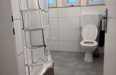 Komfortzimmer #5 für zwei Reisende mit 2 Betten, Gemeinschafts Bad und Küche - Foto 10