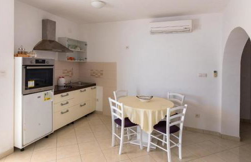 2 Bedroom Amazing Apartment In Klek - Photo 5