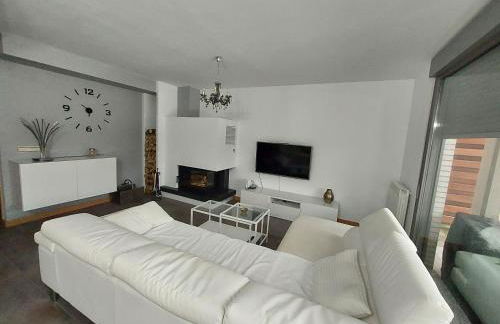 Adosado en Cirueña con Chimenea y barbacoa - Foto 4