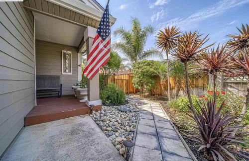 Waterfront Sleeps 6 near Marina with Hot Tub - Foto 9