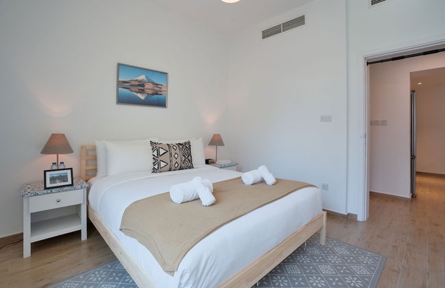 Luxurious Apt with Balcony The Greens Dubai - Photo 3