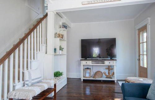 Antique Dennis getaway with firepit & EV charger Dog friendly - Foto 16