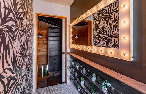 Chic Home with King Bed and Fire Pit - Foto 5