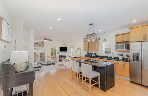 Rhythm & Rest Group Stay with Grill & Cozy Fireplace - Foto 7