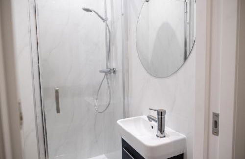 Group Friendly 2 Bed 2 Bath FREE PARKING for 2 Large Vans or up to 4 Cars Zone 2 Sleeps 10 Close to Central London and Zone 2 tube station - Photo 47