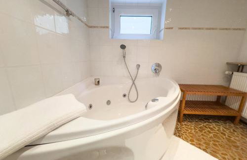 Souterrain Apartment mit eigenem Eingang und Terasse - Foto 12