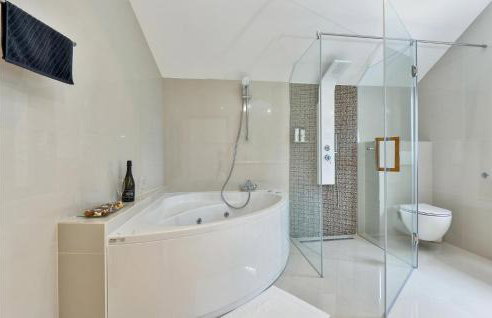 5 Bedroom Cozy Home In Desni Stefanki - Foto 37