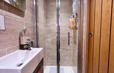 The Tower, 1 bed 1850's Tiny House - Foto 5