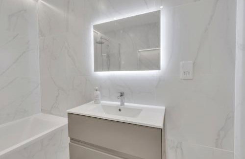 Modern Cosy 2 bed apartment, Smart TV & NETFLIX with private balcony and city view - Foto 9