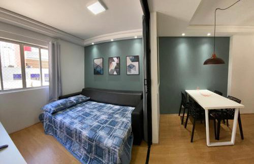 101- Lindo Apartamento Amplo e decorado, 2 quartos, sala, cozinha completa, mobiliario moderno, lavanderia , Excelente localização no bairro Bigorrilho - Photo 1