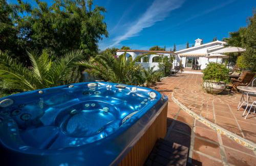 Private Heated Pool, Jacuzzi & 1225m2 garden in Villa Cipreses - Photo 66