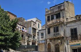 Modern Hillside Retreat with Panoramic Views - Foto 24