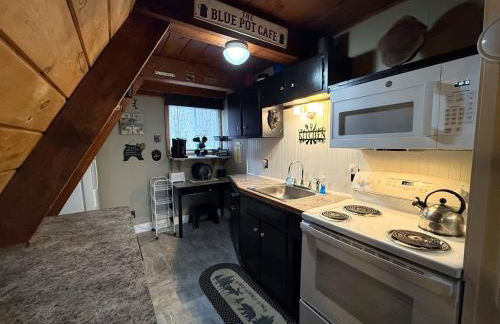 4M Cozy A-Frame in Bethlehem, NH - Fireplace, Firepit & Close to Skiing & Trails, Dogs welcome! - Photo 10