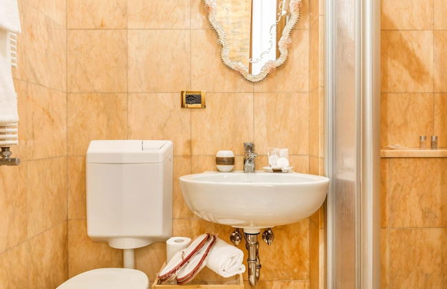 Luxury Venetian Rooms - Photo 30