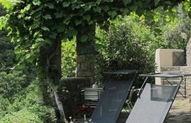 Stunning medieval setting surrounded by mountains - Photo 12