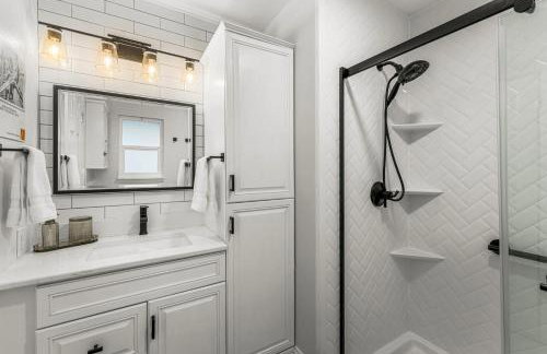 Cozy Riverfront Cabin with Fireplace & Deck - Foto 36