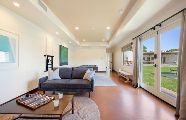 Starlight Estate by Avantstay 26 People! Architectual Mansion w/ Pool, Tennis Court, Game Room - Photo 10