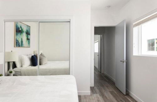 Enjoy Stylish 4BR Townhouse Sleeps 8 with Wi-Fi - Foto 21