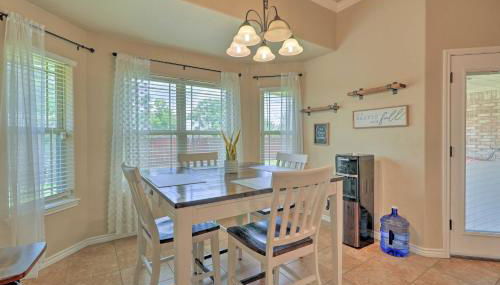 Unwind Fireside! Harker Family Retreat with Yard - Foto 3