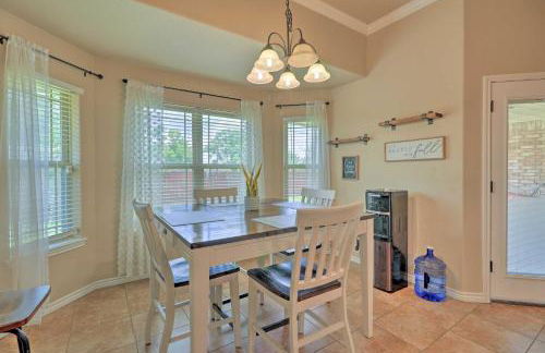 Unwind Fireside! Harker Family Retreat with Yard - Foto 3