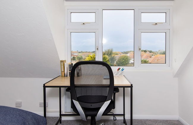 Bright Modern 4 br House 100 Metres From Beach - Photo 38