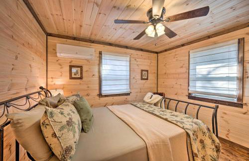 Updated Cabin with Fire Pit 2 Mi to UTV and Hike - Foto 17